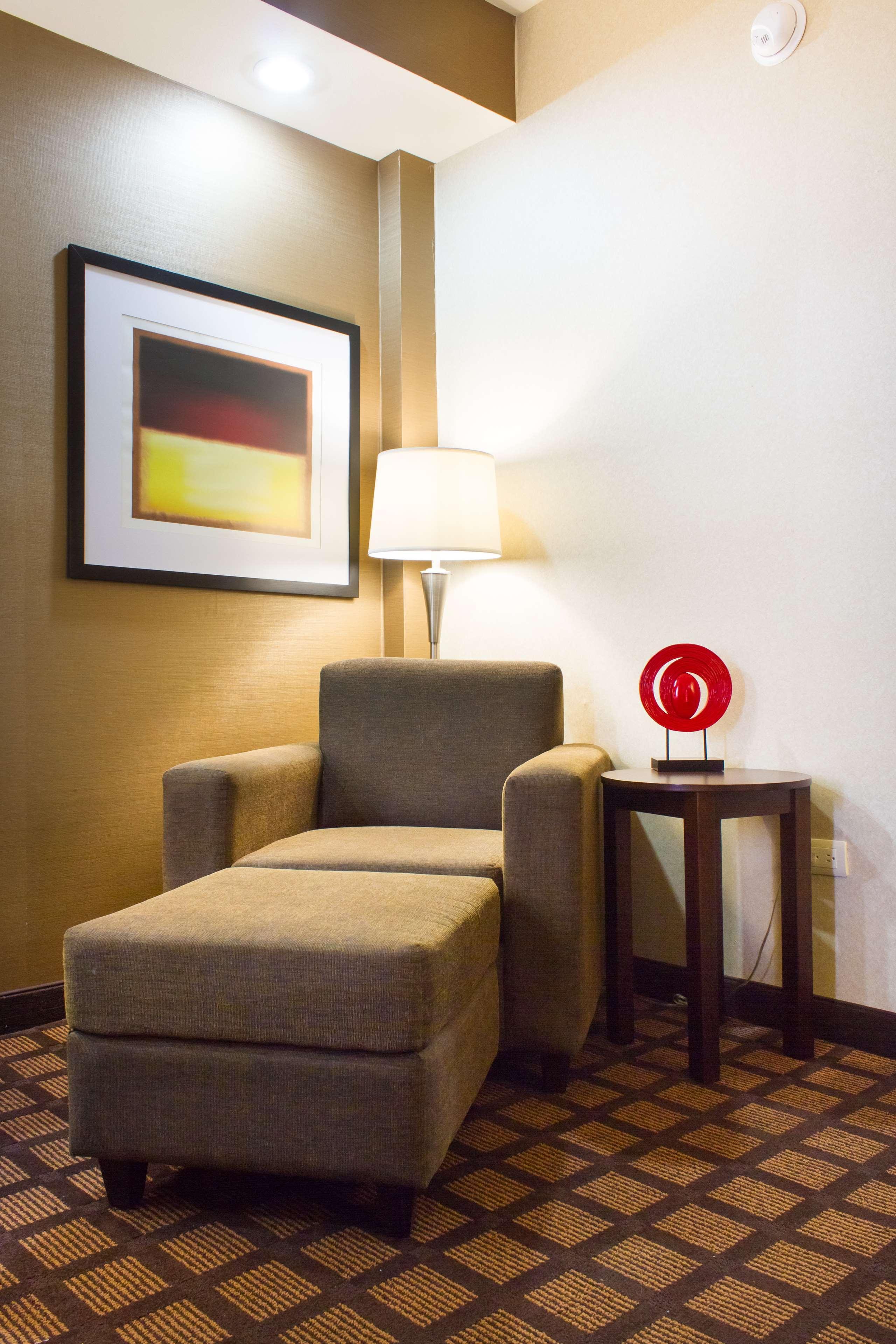 Best Western Premier Monterrey Aeropuerto Apodaca Exterior photo A lamp on a side table
