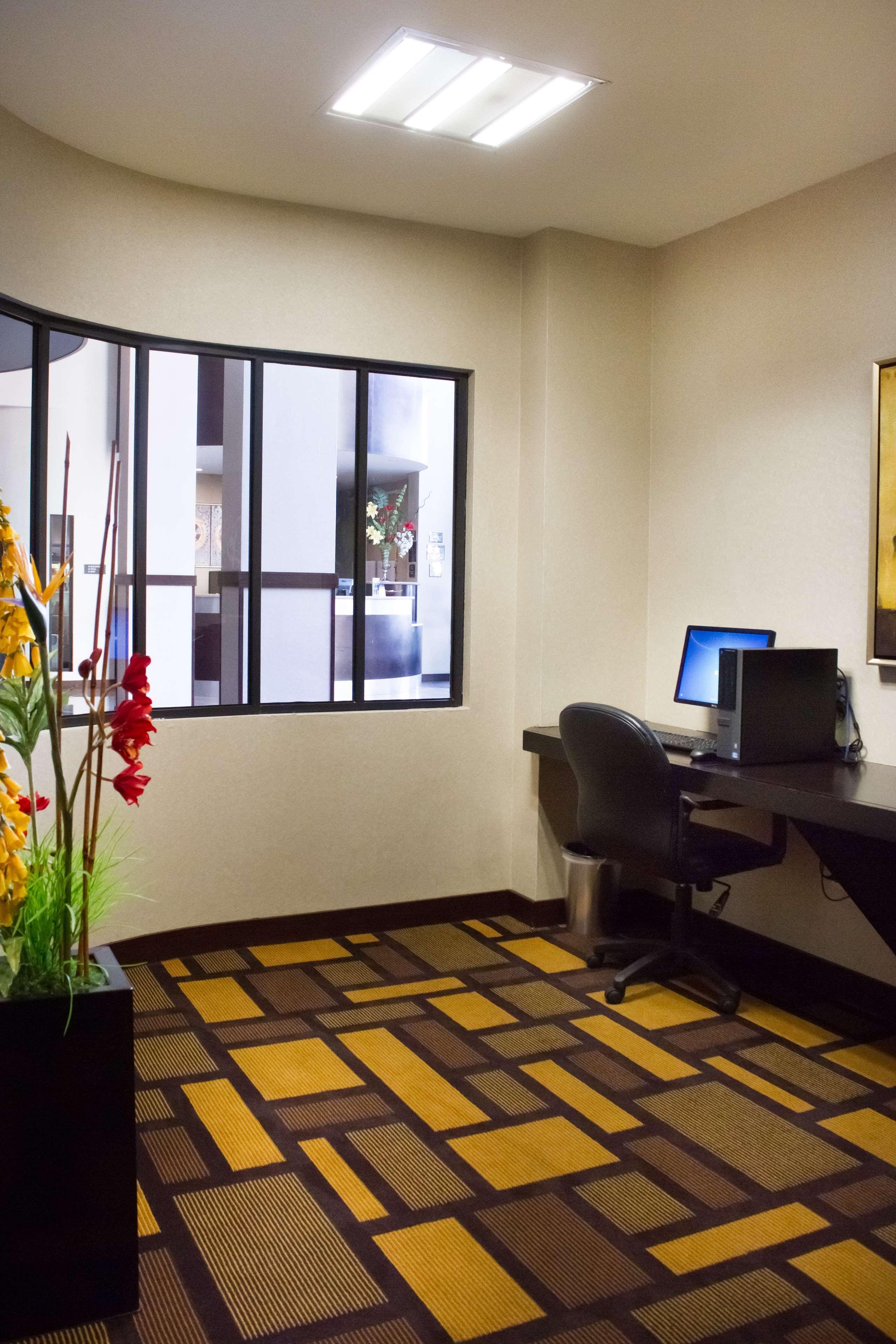 Best Western Premier Monterrey Aeropuerto Apodaca Exterior photo Business center at the Hilton Garden Inn