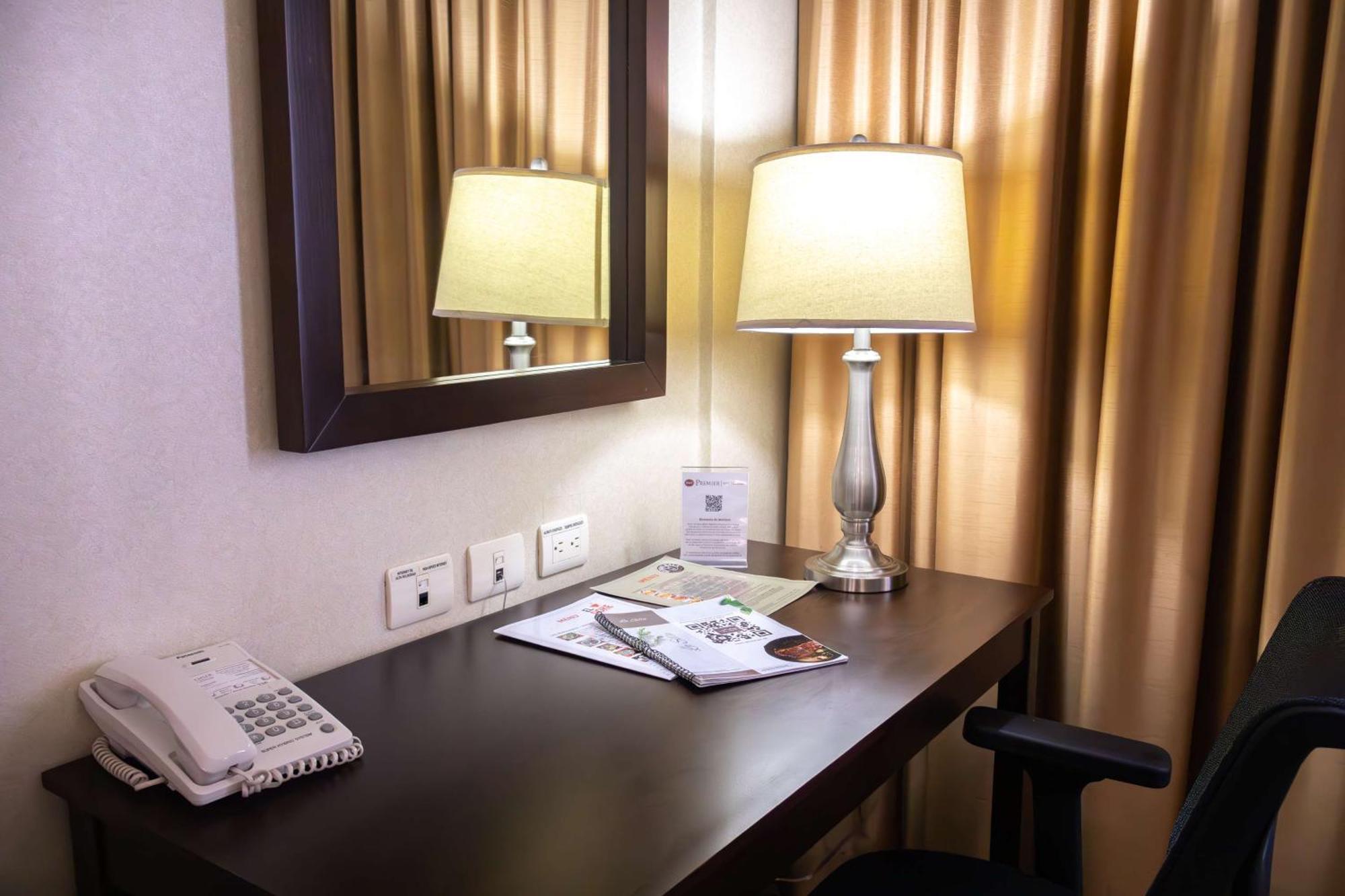 Best Western Premier Monterrey Aeropuerto Apodaca Exterior photo A work desk in a hotel room