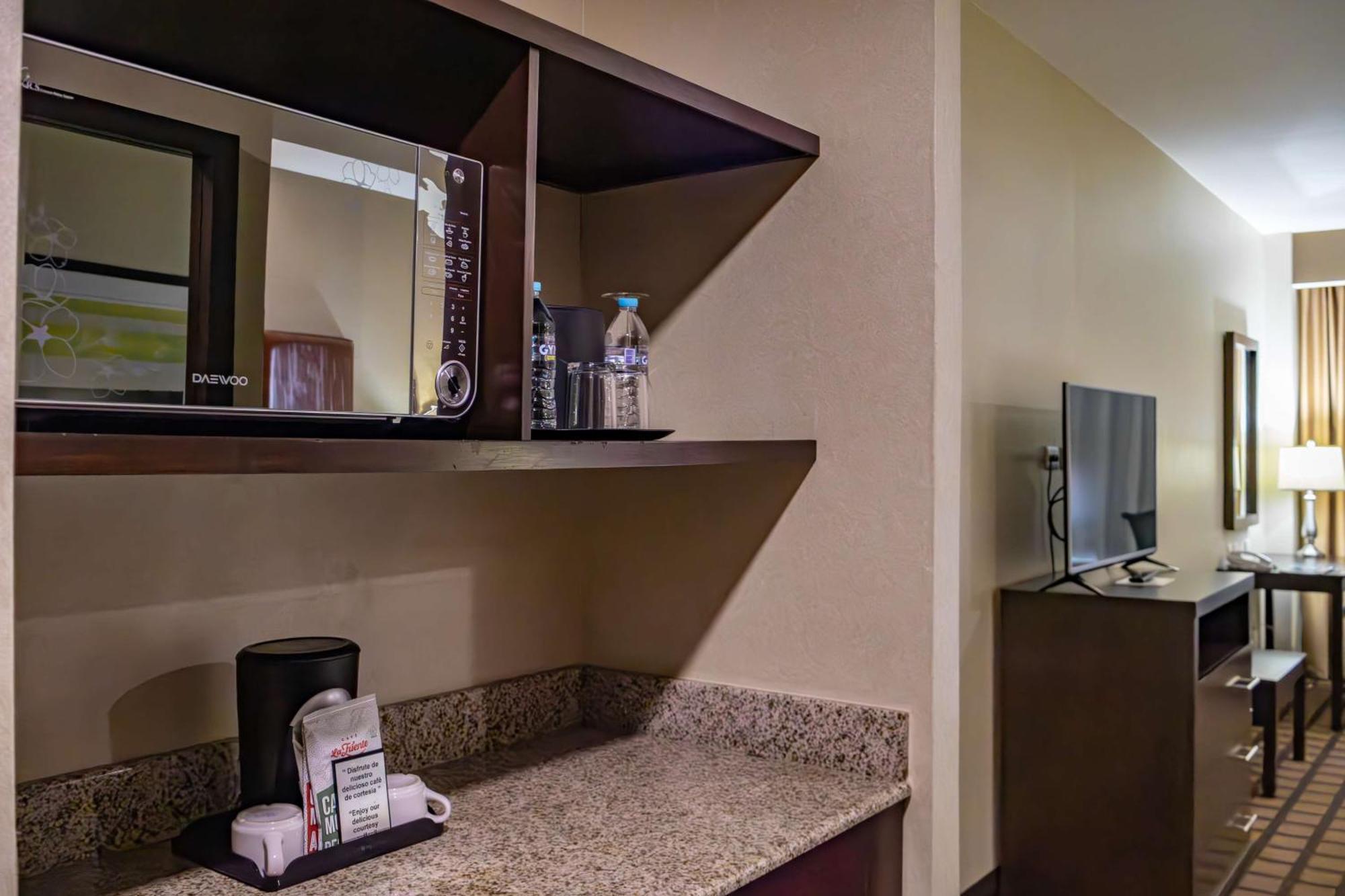 Best Western Premier Monterrey Aeropuerto Apodaca Exterior photo A microwave in a hotel room
