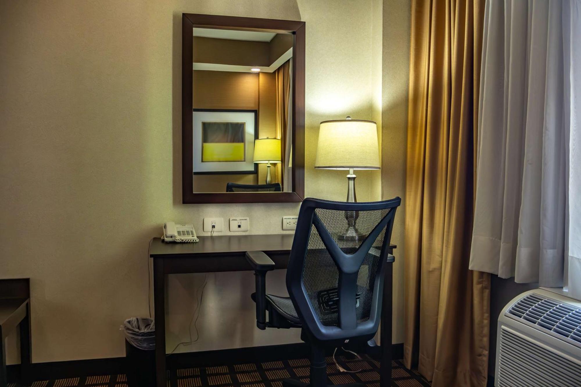 Best Western Premier Monterrey Aeropuerto Apodaca Exterior photo A work desk in a hotel room