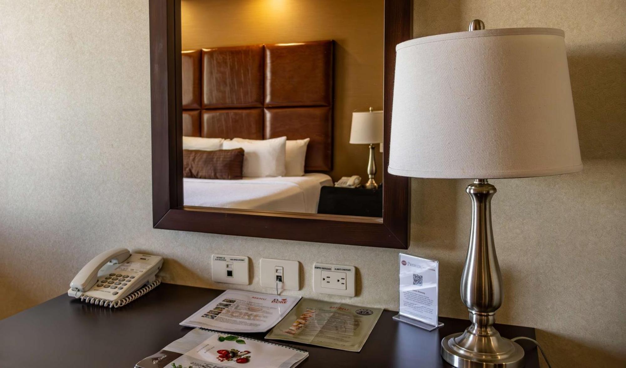 Best Western Premier Monterrey Aeropuerto Apodaca Exterior photo A lamp on a bedside table