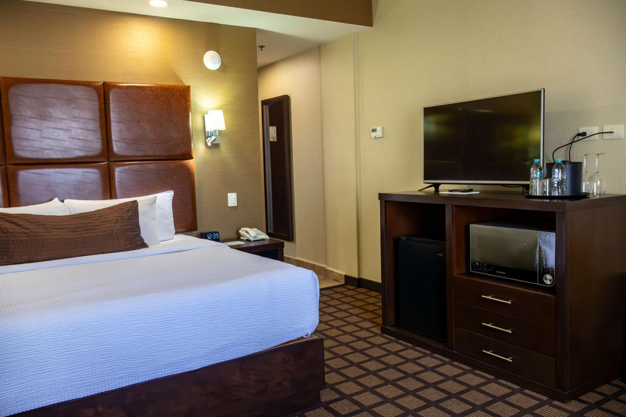 Best Western Premier Monterrey Aeropuerto Apodaca Exterior photo A room at the Hilton Garden Inn in San Francisco
