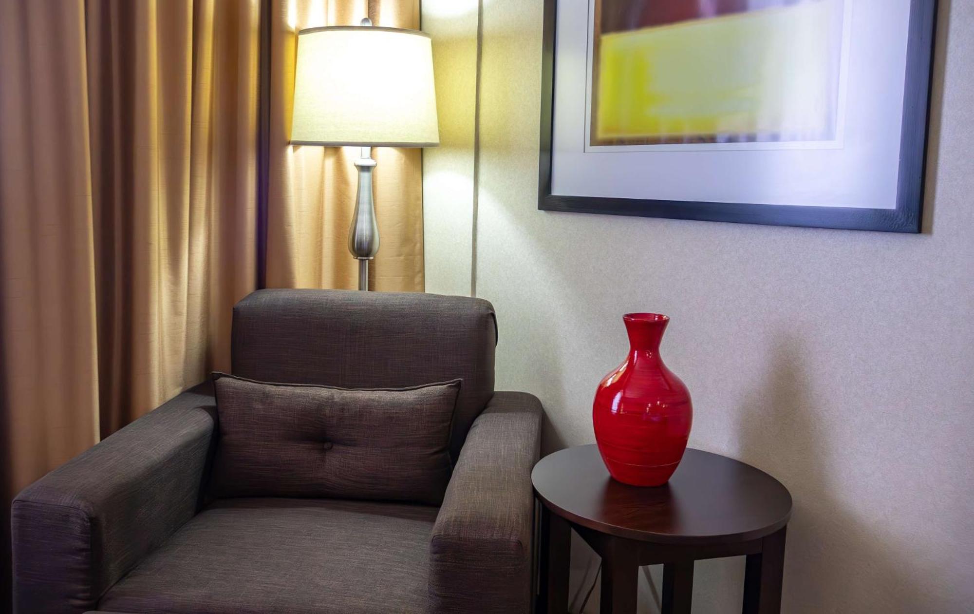Best Western Premier Monterrey Aeropuerto Apodaca Exterior photo A vase on a table