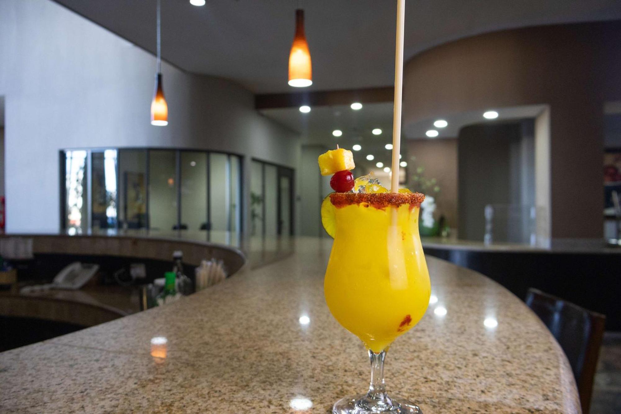 Best Western Premier Monterrey Aeropuerto Apodaca Exterior photo A mango margarita
