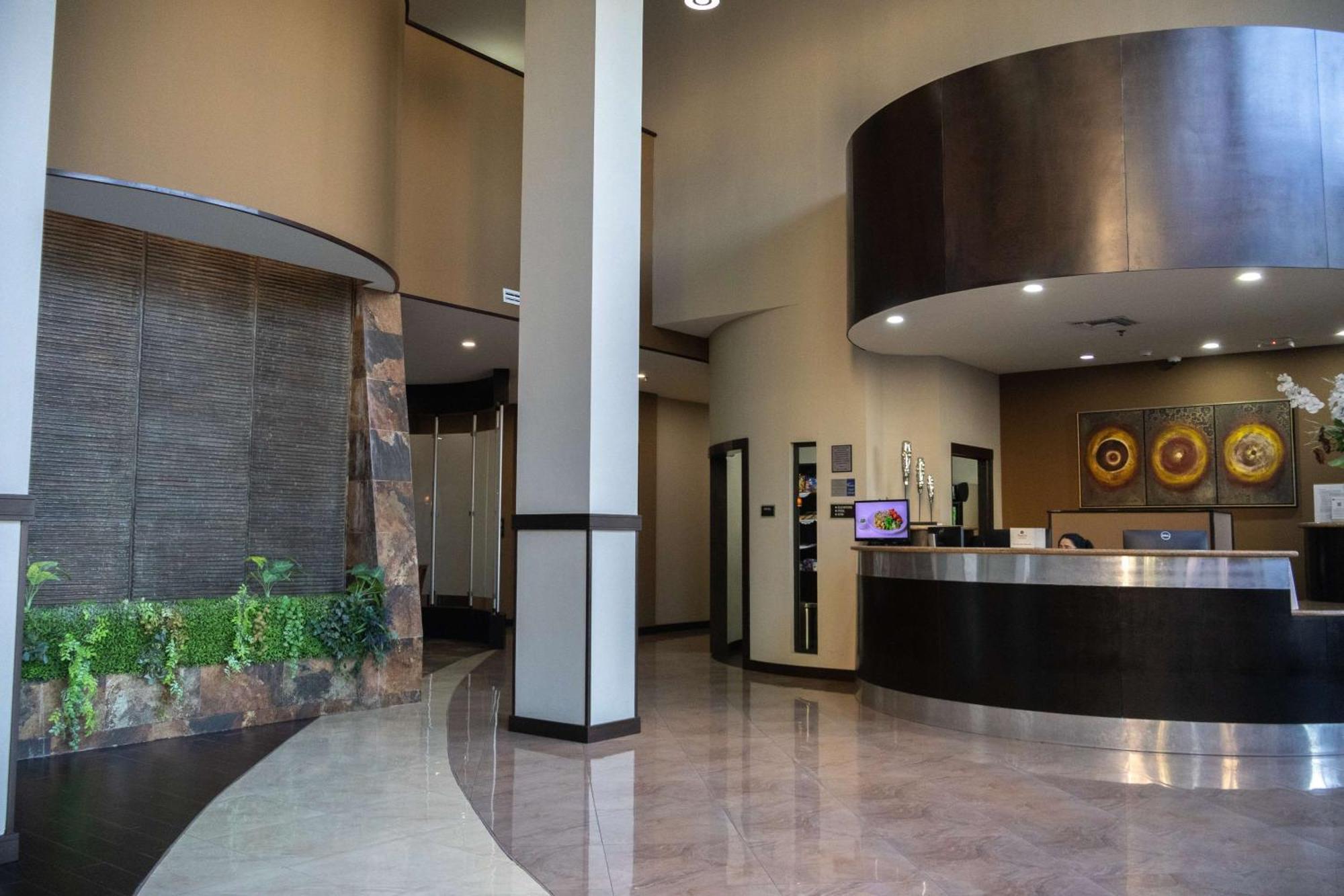 Best Western Premier Monterrey Aeropuerto Apodaca Exterior photo Interior of the lobby