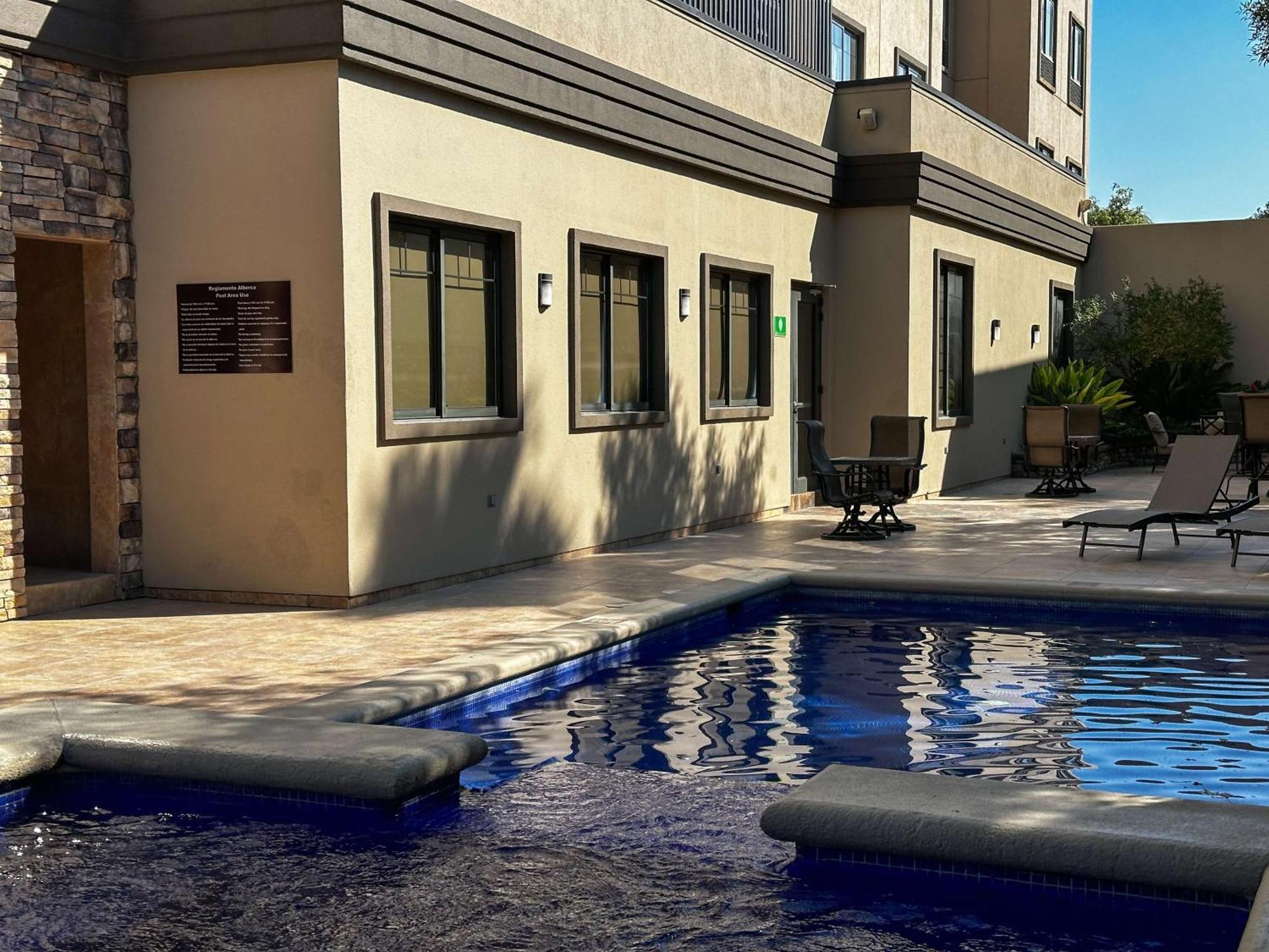 Best Western Premier Monterrey Aeropuerto Apodaca Exterior photo The pool at the hotel