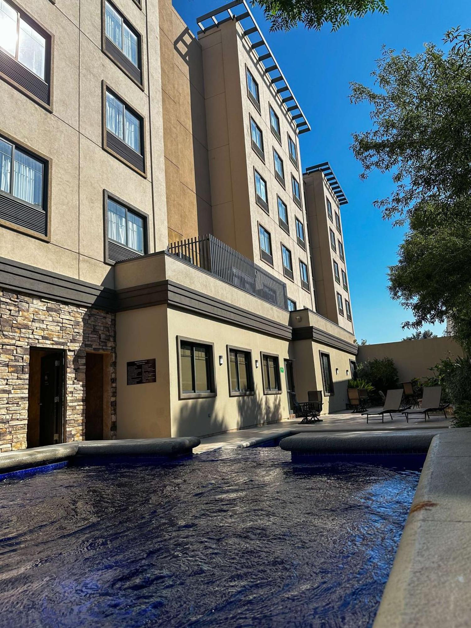 Best Western Premier Monterrey Aeropuerto Apodaca Exterior photo The hotel's exterior