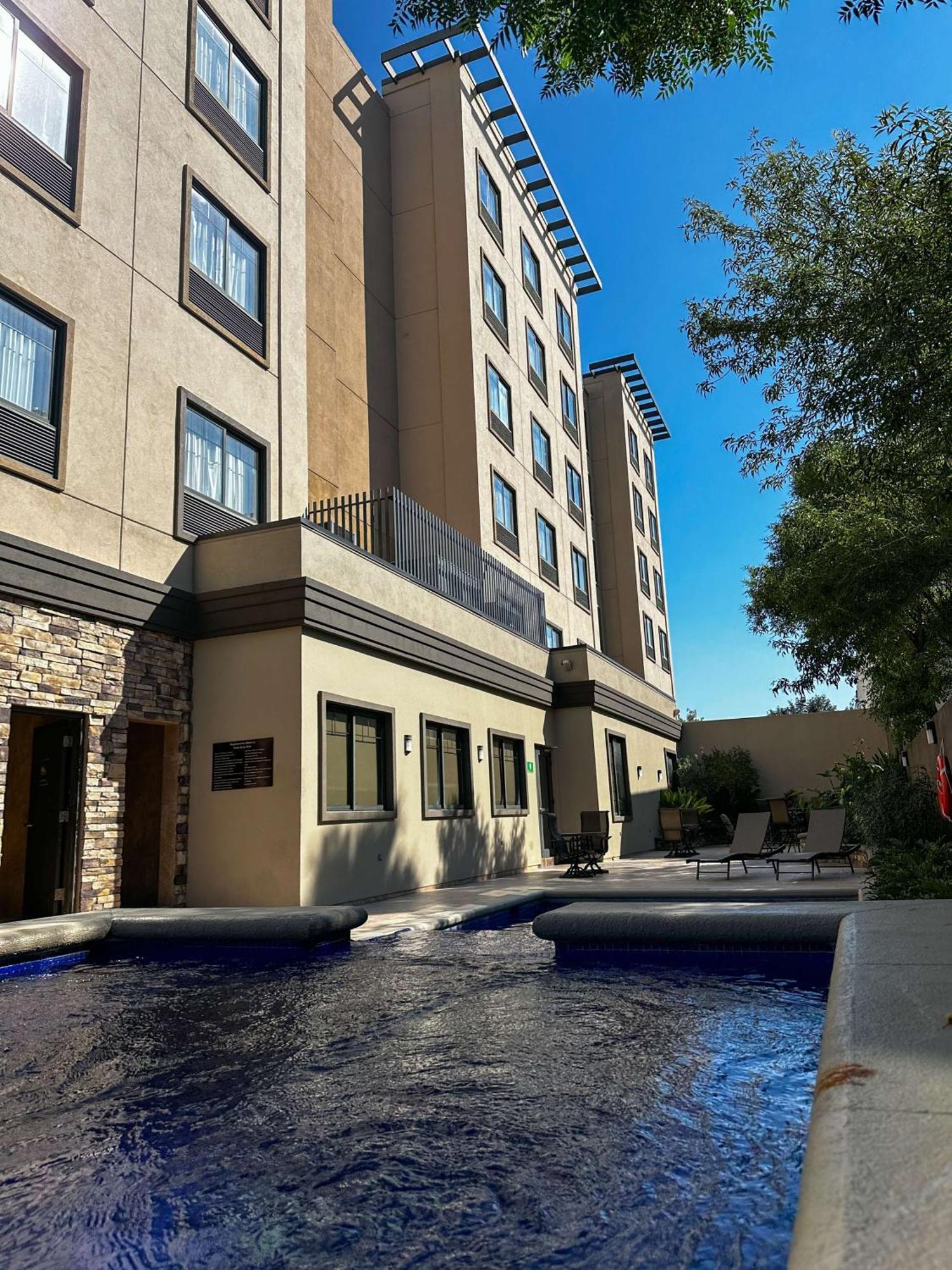 Best Western Premier Monterrey Aeropuerto Apodaca Exterior photo The hotel's pool